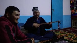 Саимназар бахши Хайдаров.Кизилобод тв .Админи бн сухбатда.Мусофирлар учун терма куйлади.