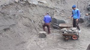 Строительство, даже в плохую погоду приходиться  работать в карьере