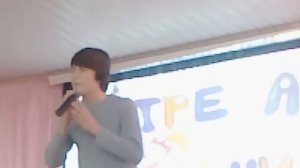 Хорошо поет Красивый парень