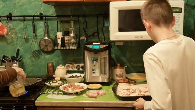 Очень вкусная пицца на дрожжевом слоёном тесте🍕🍕🍕😋😋😋 Пальчики оближешь👍👍👍 Готовим с сыном