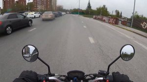 Мопед JT50 пропускает велосепедиста и встраивается с ходу в поток