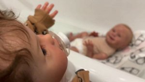 Влог🍼// КУПАНИЕ РЕБОРНА САВЕЛИЯ🛁🧼// Саве весело😂// АЛИСИЯ ПОДГЛЯДЫВАЕТ 🫣😨