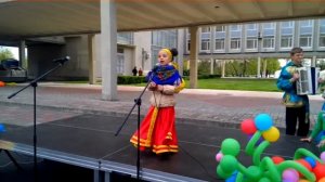 Калашникова Вероника песня "Выглянуло солнышко"
