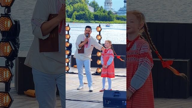 Ведущий Илья Березин