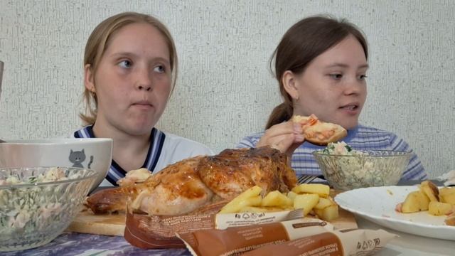 МУКБАНГ ❤️ ЦЫПЛЕНОК ТАБАКА КАРТОФЕЛЬ ЖАРЕНЫЙ САЛАТ ОЛИВЬЕ ГОРЯЧИЕ БУТЕРБРОДЫ 😊
