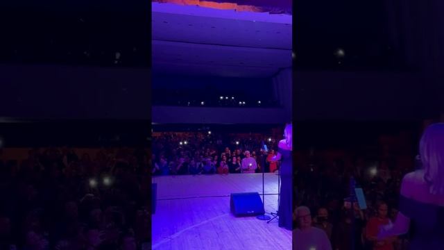 Уже не первый концерт, под песню «Дорогие мои старики», встают и поют в унисон зрители! смотреть онлайн