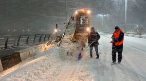 Казахстан утонул в снегу. Улицы Алматы расчищают спецтехникой после ночной бури. Погода в СНГ