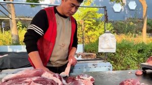 猪肉味太香了，居然小蜜蜂都飞来了。