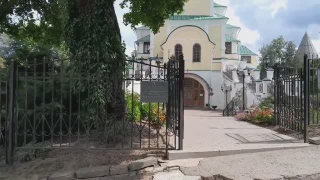 Авраамиев монастырь Смоленск. Во дворах увидела келии учительские XVIII века.