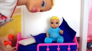 УЛОЖИЛ ВОСПИТАТЕЛЯ СПАТЬ🤣🤣 В САДИКЕ Катя и Макс веселая семейка! Куклы Барби истории ДАРИНЕЛКА ТВ