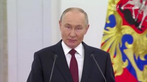 Путин вручил Героям России медали "Золотая Звезда"