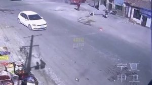 Грузовик врезался в дом, на большой скорости. Отказали тормоза