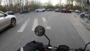 Мопед JT50 между рядами потому что пробки