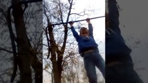 8 лет делает трюки на турнике