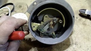 Цветной металл в манометре