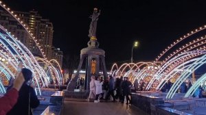 Теперь только так! В  толпе по #ул.Красная #Краснодар. Протискиваемся сквозь людей, любуемся.
