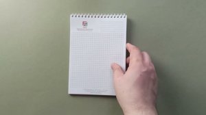 Блокнот на белой металлической пружине