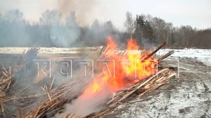 В Сокольском районе горит нелегальная свалка, которой вроде бы не существует