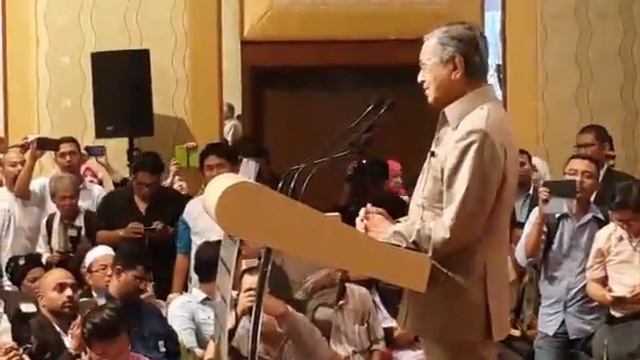 [Dialog Nothing 2 Hide] Tun Mahathir speech stopped by Police Malaysia смотреть онлайн