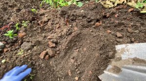 Делание земли с использованием кирпичной крошки.