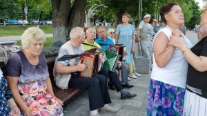 240707 Танцы гармонь песня Почему же ты замужем ну скажи почему Жители Орла поют танцуют парк г Орел