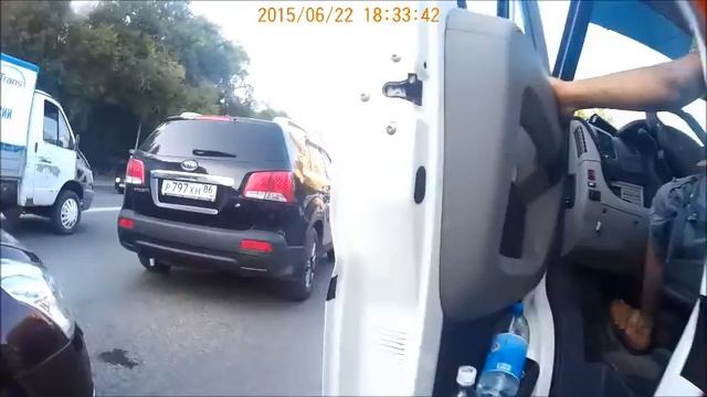 Велосипед. Маршрутное такси водители открывают двери