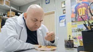 Мукбанг на работе. Томатные спагетти, мясо и кофе с мармеладом. Просто беседую.