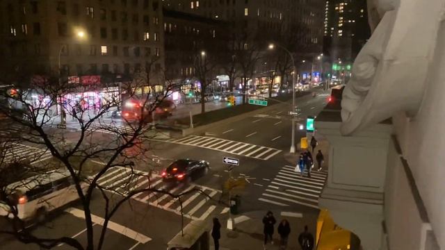 FDNY ENGINE 74 USING RUMBLER SIREN WHILE RESPONDING ON BROADWAY ON WEST SIDE AREA OF MANHATTAN, NYC
