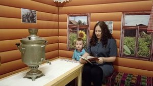 Читает  мама на коми языке.