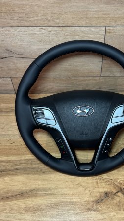 Перетянули руль Hyundai Santa Fe в натуральную кожу с чёрной ниткой, всё под оригинал.