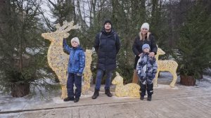 Как мы белочек кормили на Елагином. Минус зуб у Ромки.