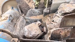 Строительство, дробление щебёнки