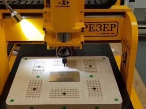 гравировка двухслойного пластика на вакуумном столе