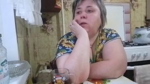 За утренним кофе разговор на разные темы.