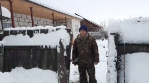 ЛЁШИК ПОДСЫПАЛ КУРОЧКАМ СЕНО, Я ВОЖУСЬ СО ШТОЛЛЕНОМ, ПРИШЛОСЬ ЕХАТЬ В ГОРОД.