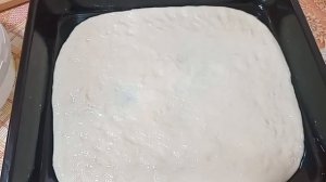 Пицца с фаршем и колбасой.