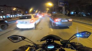 Мотоцикл Kawasaki Z1000 автобусы пропускают