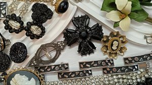 160. Черная и "хрустальная" бижутерия. WEISS, Warner, Austria, Emmons, 1928