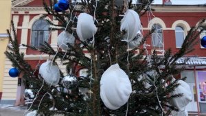 «Как большой пельмень»: в Кирове появилась самая необычная новогодняя елка