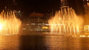 Dubai,  Fountain near Dubai Mall .  Дубай фонтаны