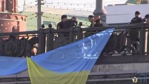 Украинский флаг в центре Москвы.