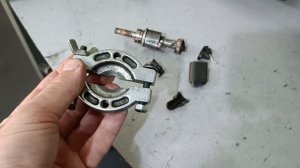 Замена топливной форсунки мотора AUDI 3.2 FSI CALB