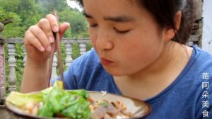 苗大姐做老鸭牛腩汤，小米辣椒直接拌米饭，辣的嗦嗦太过瘾！【苗阿朵美食】