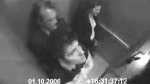 Сумасшедшая девушка в лифте