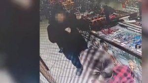 Пьяный дебошир с торчащим из кармана пистолетом угрожал продавцу магазина в Петербурге