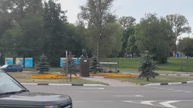 Ай, да Пушкин! Здоровец. Памятник к которому не подойти. Торжок.