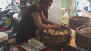 Омлетные булочки с соевым молоком, тайваньский завтрак. Тайваньская кухня.