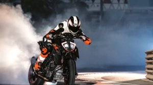 LOOK!! 2017 KTM 1290 Super Duke R Review (Updated 1,301cc LC8 V Twin Engine)