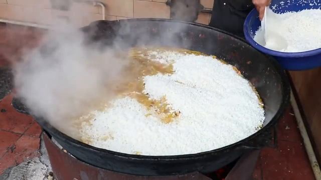 СВАДЕБНЫЙ МЕГА ПЛОВ Популярная уличная еда в УЗБЕКИСТАНЕ ЦЕНТР ПЛОВ смотреть онлайн