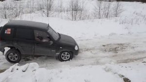 Шевроле Нива на трамплине